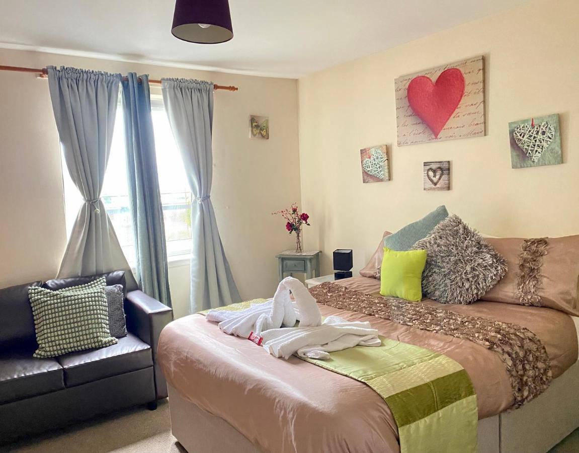 Lovely Double Room With Private Bathroom And Double Room With Shared Toilet & Parking Free Edinburgh Dış mekan fotoğraf